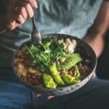 Pflanzliche Rezepte für Outdoor-Abenteuer: 10 energiereiche Ideen für nachhaltiges Camping